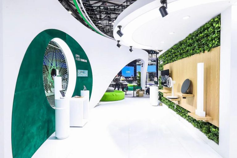 organic booth design - green wall - Macramé display for mobile phone