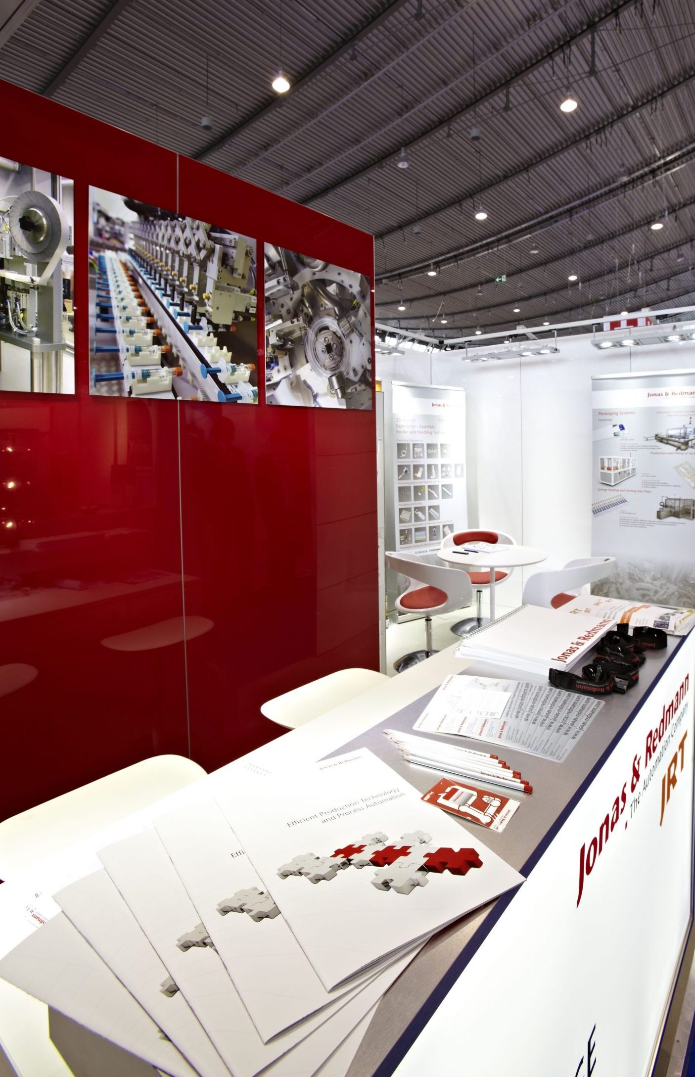 Jonas Redmann hochglanz Acryl Messestand - Top Design petroldesign Foto von Brigola